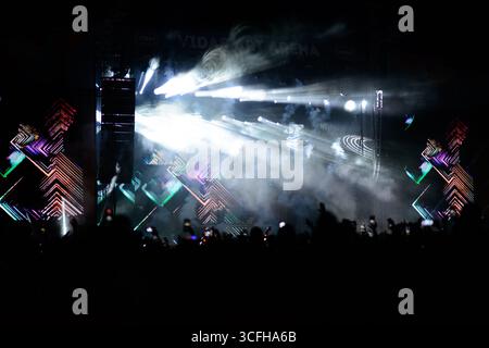 Sofia, Bulgarien – 22. August 2025: Martin Garrix tritt in der Vidas Art Arena in Sofia auf, mit hellen Lichtern und visuellen Effekten, die Bühne und Publikum beleuchten. Quelle: Arlume/Alamy Live News Stockfoto