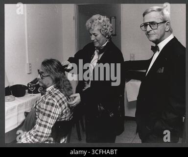 Köln - Karneval - Hans Süper erhält von seiner Frau Helga den 'letzten Schliff' in der Gardarobe vor einem Auftritt des Süper-Duetts mit Werner Keppel (R.) Stockfoto