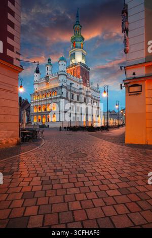 Posen, Polen. Stadtbild des alten Marktplatzes in Posen, Polen bei schönem Sonnenaufgang. Stockfoto