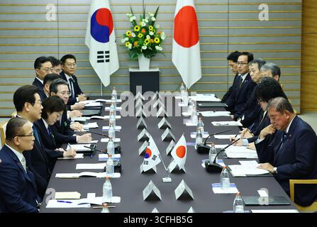 Tokio, Japan. August 2025. Der südkoreanische Präsident Lee Jae Myung trifft am 23. August 2025 in Tokio auf den japanischen Premierminister Shigeru Ishiba. (Credit Image: © POOL via ZUMA Press Wire) NUR REDAKTIONELLE VERWENDUNG! Nicht für kommerzielle ZWECKE! Stockfoto