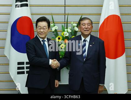 Tokio, Japan. August 2025. Der südkoreanische Präsident Lee Jae Myung trifft am 23. August 2025 in Tokio auf den japanischen Premierminister Shigeru Ishiba. (Credit Image: © POOL via ZUMA Press Wire) NUR REDAKTIONELLE VERWENDUNG! Nicht für kommerzielle ZWECKE! Stockfoto