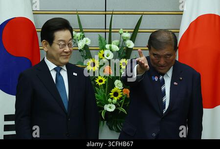 Tokio, Japan. August 2025. Der südkoreanische Präsident Lee Jae Myung trifft am 23. August 2025 in Tokio auf den japanischen Premierminister Shigeru Ishiba. (Credit Image: © POOL via ZUMA Press Wire) NUR REDAKTIONELLE VERWENDUNG! Nicht für kommerzielle ZWECKE! Stockfoto