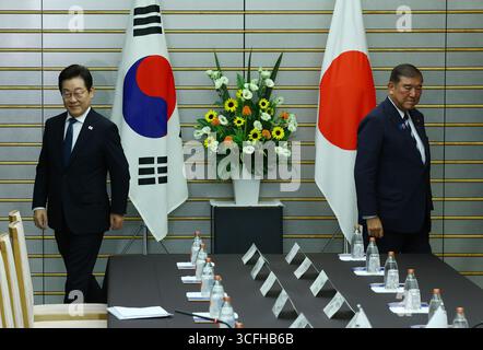 Tokio, Japan. August 2025. Der südkoreanische Präsident Lee Jae Myung trifft am 23. August 2025 in Tokio auf den japanischen Premierminister Shigeru Ishiba. (Credit Image: © POOL via ZUMA Press Wire) NUR REDAKTIONELLE VERWENDUNG! Nicht für kommerzielle ZWECKE! Stockfoto