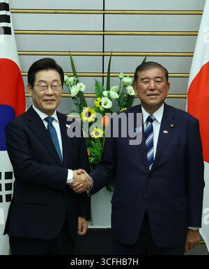 Tokio, Japan. August 2025. Der südkoreanische Präsident Lee Jae Myung trifft am 23. August 2025 in Tokio auf den japanischen Premierminister Shigeru Ishiba. (Credit Image: © POOL via ZUMA Press Wire) NUR REDAKTIONELLE VERWENDUNG! Nicht für kommerzielle ZWECKE! Stockfoto