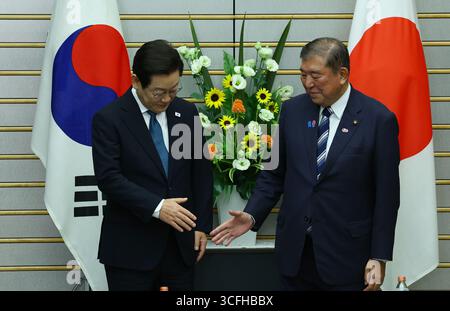 Tokio, Japan. August 2025. Der südkoreanische Präsident Lee Jae Myung trifft am 23. August 2025 in Tokio auf den japanischen Premierminister Shigeru Ishiba. (Credit Image: © POOL via ZUMA Press Wire) NUR REDAKTIONELLE VERWENDUNG! Nicht für kommerzielle ZWECKE! Stockfoto