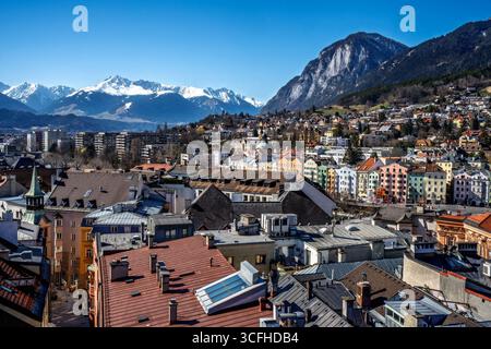 Aus der Vogelperspektive auf die Stadt Innsbruck und die alpen Stockfoto