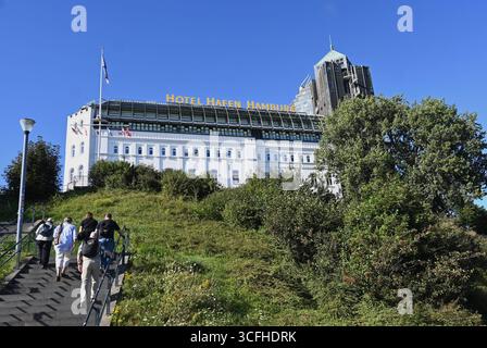Das Hotel Hafen Hamburg befindet sich an der Seewartenstraße, westlich der Kersten-Miles-Brücke in Hamburg-St. Pauli - im Hamburger Hafen bei den St Pauli Landungsbrücken. Das vier-Sterne-Hotel verfügt über 380 Zimmer, teils mit Blick auf den Hafen *** das Hotel Hafen Hamburg befindet sich an der Seewartenstraße westlich der Kersten-Miles-Brücke in Hamburg St. Pauli im Hamburger Hafen in der Nähe der St. Pauli Landungsbrücken das 4-Sterne-Hotel verfügt über 380 Zimmer, teilweise mit Blick auf den Hafen Stockfoto
