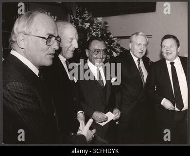 Köln - der Vorsitzende des Kölner Haus- und Grundbesitzer-Vereins von 1888, Hanns Schaefer mit Politikern. Im Bild v.l.: Rainer Barzel (CDU), Bundespräsident Walter Scheel (FDP), Hanns Schaefer, Oscar Schneider (CSU) und Friedhelm Farthmann (SPD) Stockfoto