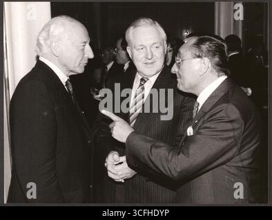 Köln - der Vorsitzende des Kölner Haus- und Grundbesitzer-Vereins von 1888, Hanns Schaefer (R.) mit Bundespräsident Walter Scheel (l.) und dem Bundesminister A.D. für Raumordnung, Bauwesen und Städtebau, Oscar Schneider Stockfoto