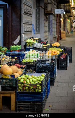 Lebhafter Straßenmarkt mit verschiedenen Obst- und Gemüsesorten in Kisten, darunter Äpfel, Birnen und Kürbisse, in Tiflis, Georgien am 22. August Stockfoto