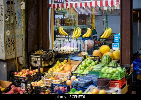 Lebhafter Straßenmarkt mit verschiedenen Obst- und Gemüsesorten in Kisten, darunter Äpfel, Birnen und Kürbisse, in Tiflis, Georgien am 22. August Stockfoto