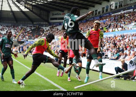 Swansea, Großbritannien. August 2025. Nestory Irankunda aus Watford feiert, nachdem er seinem Team das 1. Tor erzielt hat. EFL Skybet Meisterschaftsspiel Swansea City gegen Watford im Stadion Swansea.com in Swansea, Wales am Samstag, 23. August 2025. Dieses Bild darf nur für redaktionelle Zwecke verwendet werden. Nur redaktionelle Verwendung, Bild von Andrew Orchard/Alamy Live News Stockfoto