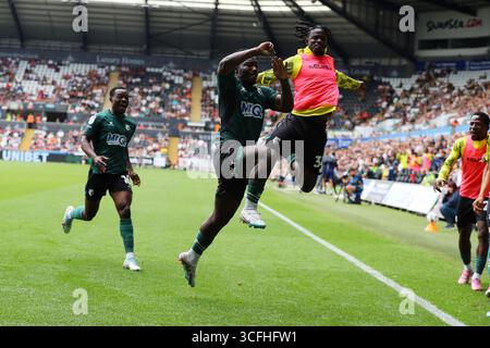 Swansea, Großbritannien. August 2025. Nestory Irankunda aus Watford feiert, nachdem er seinem Team das 1. Tor erzielt hat. EFL Skybet Meisterschaftsspiel Swansea City gegen Watford im Stadion Swansea.com in Swansea, Wales am Samstag, 23. August 2025. Dieses Bild darf nur für redaktionelle Zwecke verwendet werden. Nur redaktionelle Verwendung, Bild von Andrew Orchard/Alamy Live News Stockfoto