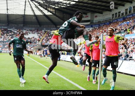 Swansea, Großbritannien. August 2025. Nestory Irankunda aus Watford feiert, nachdem er seinem Team das 1. Tor erzielt hat. EFL Skybet Meisterschaftsspiel Swansea City gegen Watford im Stadion Swansea.com in Swansea, Wales am Samstag, 23. August 2025. Dieses Bild darf nur für redaktionelle Zwecke verwendet werden. Nur redaktionelle Verwendung, Bild von Andrew Orchard/Alamy Live News Stockfoto
