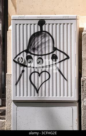 Graffiti auf einem Post Schaltkasten, Alien Raumschiff und Herz, Aliens *** Graffiti auf einem Postschalter, Alien Raumschiff und Herz, Aliens Stockfoto