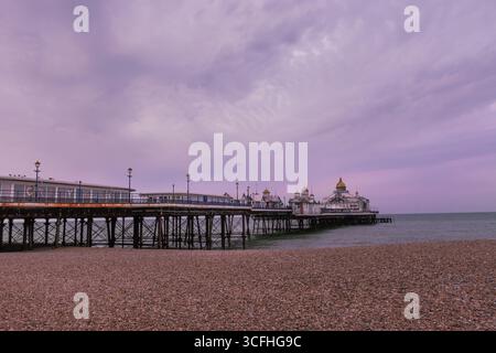 Eastbourne Pier bei Sonnenuntergang, Südostengland, Großbritannien. Stockfoto