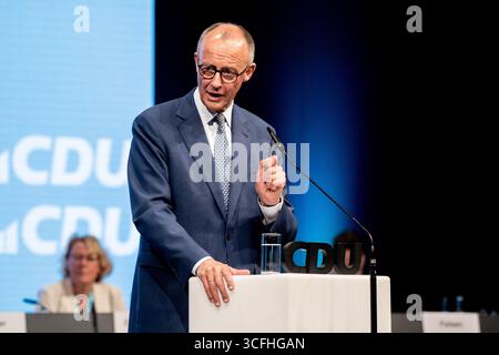 23. August 2025, Niedersachsen, Osnabrück: Bundeskanzler Friedrich Merz spricht auf der Landesparteikonferenz der CDU Niedersachsen. Die Landesparteikonferenz findet am 22. Und 23. August 2025 in der OsnabrückHalle statt. Foto: Hauke-Christian Dittrich/dpa Stockfoto