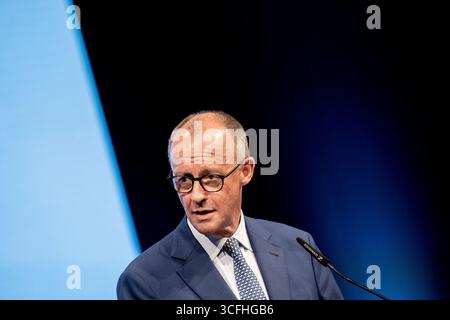 23. August 2025, Niedersachsen, Osnabrück: Bundeskanzler Friedrich Merz spricht auf der Landesparteikonferenz der CDU Niedersachsen. Die Landesparteikonferenz findet am 22. Und 23. August 2025 in der OsnabrückHalle statt. Foto: Hauke-Christian Dittrich/dpa Stockfoto