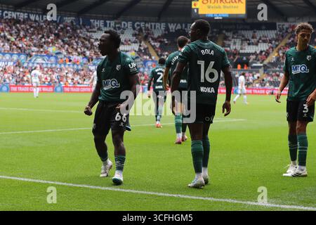 Swansea, Großbritannien. August 2025. Nestory Irankunda aus Watford feiert, nachdem er seinem Team das 1. Tor erzielt hat. EFL Skybet Meisterschaftsspiel Swansea City gegen Watford im Stadion Swansea.com in Swansea, Wales am Samstag, 23. August 2025. Dieses Bild darf nur für redaktionelle Zwecke verwendet werden. Nur redaktionelle Verwendung, Bild von Andrew Orchard/Alamy Live News Stockfoto