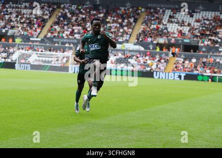Swansea, Großbritannien. August 2025. Nestory Irankunda aus Watford feiert, nachdem er seinem Team das 1. Tor erzielt hat. EFL Skybet Meisterschaftsspiel Swansea City gegen Watford im Stadion Swansea.com in Swansea, Wales am Samstag, 23. August 2025. Dieses Bild darf nur für redaktionelle Zwecke verwendet werden. Nur redaktionelle Verwendung, Bild von Andrew Orchard/Alamy Live News Stockfoto