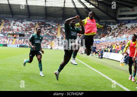 Swansea, Großbritannien. August 2025. Nestory Irankunda aus Watford feiert, nachdem er seinem Team das 1. Tor erzielt hat. EFL Skybet Meisterschaftsspiel Swansea City gegen Watford im Stadion Swansea.com in Swansea, Wales am Samstag, 23. August 2025. Dieses Bild darf nur für redaktionelle Zwecke verwendet werden. Nur redaktionelle Verwendung, Bild von Andrew Orchard/Alamy Live News Stockfoto