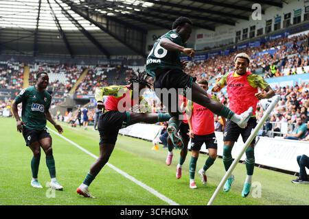 Swansea, Großbritannien. August 2025. Nestory Irankunda aus Watford feiert, nachdem er seinem Team das 1. Tor erzielt hat. EFL Skybet Meisterschaftsspiel Swansea City gegen Watford im Stadion Swansea.com in Swansea, Wales am Samstag, 23. August 2025. Dieses Bild darf nur für redaktionelle Zwecke verwendet werden. Nur redaktionelle Verwendung, Bild von Andrew Orchard/Alamy Live News Stockfoto