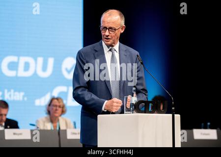 23. August 2025, Niedersachsen, Osnabrück: Bundeskanzler Friedrich Merz spricht auf der Landesparteikonferenz der CDU Niedersachsen. Die Landesparteikonferenz findet am 22. Und 23. August 2025 in der OsnabrückHalle statt. Foto: Hauke-Christian Dittrich/dpa Stockfoto