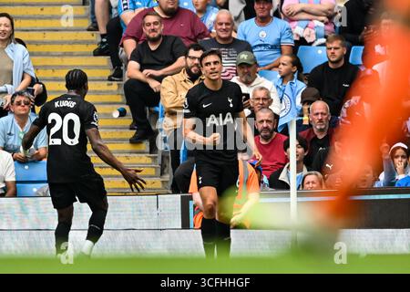 Etihad Stadium, Manchester, Großbritannien. August 2025. Premier League Football, Manchester City gegen Tottenham Hotspur; Joao Palhinha von Tottenham Hotspur feiert in der 2. Minute der Nachspielzeit in der ersten Halbzeit einen Treffer und erzielte 0-2 Credit: Action Plus Sports/Alamy Live News Stockfoto