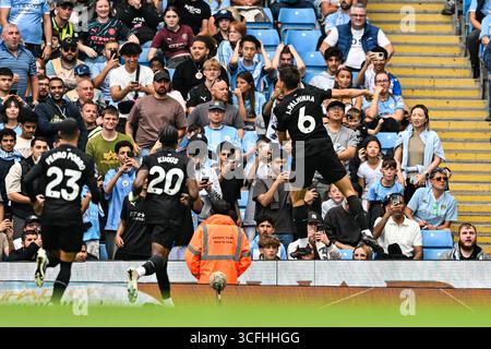 Etihad Stadium, Manchester, Großbritannien. August 2025. Premier League Football, Manchester City gegen Tottenham Hotspur; Joao Palhinha von Tottenham Hotspur feiert in der 2. Minute der Nachspielzeit in der ersten Halbzeit einen Treffer und erzielte 0-2 Credit: Action Plus Sports/Alamy Live News Stockfoto