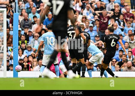 Etihad Stadium, Manchester, Großbritannien. August 2025. Premier League Football, Manchester City gegen Tottenham Hotspur; Joao Palhinha von Tottenham Hotspur trifft in der zweiten Minute der Nachspielzeit in der ersten Halbzeit und erzielte das Ergebnis 0-2 nach einem Torwartfehler Credit: Action Plus Sports/Alamy Live News Stockfoto