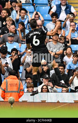 Etihad Stadium, Manchester, Großbritannien. August 2025. Premier League Football, Manchester City gegen Tottenham Hotspur; Joao Palhinha von Tottenham Hotspur feiert in der 2. Minute der Nachspielzeit in der ersten Halbzeit einen Treffer und erzielte 0-2 Credit: Action Plus Sports/Alamy Live News Stockfoto