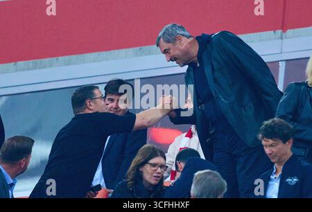 Markus Soeder, Söder, bayerischer Ministerpräsident, Ministerpräsident, Bayern, CSU, Politiker, Max Eberl, Sportdirektor des FC Bayern München, Sportvorstand und Manager FC Bayern, im Spiel FC BAYERN MÜNCHEN – RB LEIPZIG 6-0 am 22. August 2025 in der Allianz Arena München, Deutschland. Saison 2026/2026, 1.Bundesliga, FCB, Spieltag 1, 1.Spieltag Fotograf: Peter Schatz - DFL-VORSCHRIFTEN VERBIETEN JEDE VERWENDUNG VON FOTOGRAFIEN als BILDSEQUENZEN und/oder QUASI-VIDEO - Stockfoto