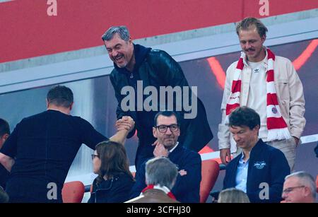 Markus Soeder, Soeder, bayerischer Ministerpraesident, Ministerpraesident, Bayern, CSU, Politiker, Max Eberl, Sportdirektor des FC Bayern München, Sportvorstand und Manager FC Bayern, Joel Beckenbauer im Spiel FC BAYERN München - RB LEIPZIG 6-0 am 22. August 2025 in der Allianz Arena München. Saison 2026/2026, 1.Bundesliga, FCB, Spieltag 1, 1.Spieltag Fotograf: ddp Images/STAR-Images - DFL-VORSCHRIFTEN VERBIETEN JEDE VERWENDUNG VON FOTOS als BILDSEQUENZEN und/oder QUASI-VIDEO - Credit: ddp Media GmbH/Alamy Live News Stockfoto