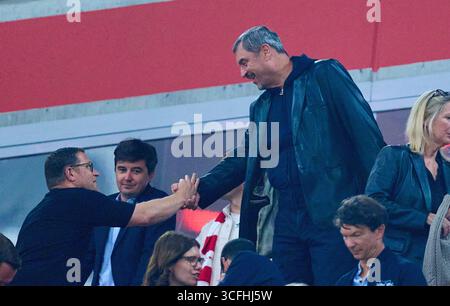 Markus Soeder, Soeder, bayerischer Ministerpraesident, Ministerpraesident, Bayern, CSU, Politiker, Max Eberl, Sportdirektor des FC Bayern München, Sportvorstand und Manager FC Bayern, beim Spiel FC BAYERN München – RB LEIPZIG 6-0 am 22. August 2025 in der Allianz Arena München, Deutschland. Saison 2026/2026, 1.Bundesliga, FCB, Spieltag 1, 1.Spieltag Fotograf: ddp Images/STAR-Images - DFL-VORSCHRIFTEN VERBIETEN JEDE VERWENDUNG VON FOTOS als BILDSEQUENZEN und/oder QUASI-VIDEO - Credit: ddp Media GmbH/Alamy Live News Stockfoto