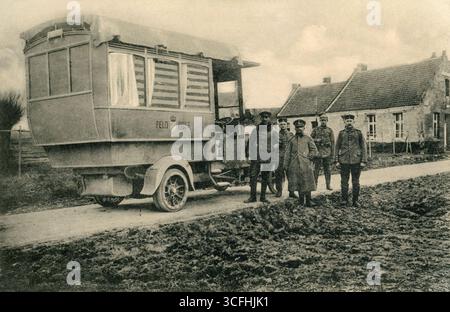 AUFZEICHNUNGSDATUM NICHT ANGEGEBEN Merkmal / Symbol: Feldpost-Lastwagen 08/25 teu Feldpost-Lastwagen im 1. Weltkrieg Deutschland deutsch deutsches Reich im Felde LKW Reichspost Postbeamte historisch historisches historisches Motiv Feldpostkarte Postkarten-Motiv Ansicht germany quer *** Feature Symbol Feldpost LKW 08 25 teu Feldpost LKW im Weltkrieg 1 Deutschland deutsches Reich im Feld LKW Kaiserliche Post Historisches historisches Motiv Feldpostkarte Postkarten Motivansicht deutschland Landschaft Stockfoto