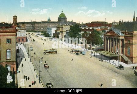 REKORDDATUM NICHT ANGEGEBEN Merkmal / Symbol: Berlin, unter den Linden 08/25 teu Berlin: unter den Linden mit Blick auf das Königliche Schloss, ca. 1917 Deutschland deutsch deutsche Stadt Hauptstadt Deutsches Reich Großstadt Straße Allee Autos PKW Bus Straßenverkehr Verkehr Straßenszene Straßenbahn Gebäude Haus Architektur Berliner Stadtschloss historisch historisches Motiv Postkarten-Motiv Ansicht germany Capital quer *** Feature-Symbol Berlin, unter den Linden 08 25 teu Berlin unter den Linden mit Blick auf das Königliche Schloss, ca. 1917 Deutschland Deutsche Deutsche Reichshauptstadt metr Stockfoto