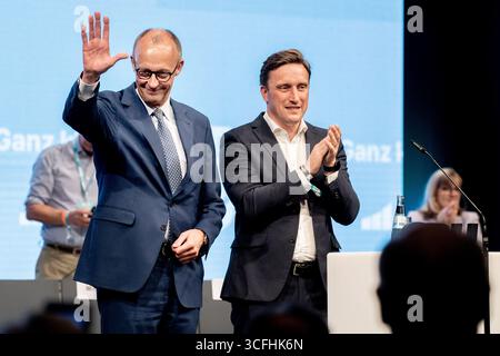 23. August 2025, Niedersachsen, Osnabrück: Bundeskanzler Friedrich Merz (l) und Sebastian Lechner, Vorsitzender der CDU Niedersachsen, auf der Bühne der Landesparteikonferenz der CDU Niedersachsen. Die Landesparteikonferenz findet am 22. Und 23. August 2025 in der OsnabrückHalle statt. Foto: Hauke-Christian Dittrich/dpa Stockfoto