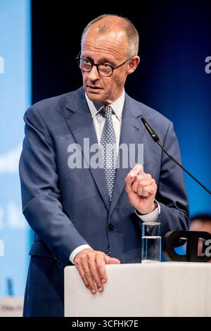 23. August 2025, Niedersachsen, Osnabrück: Bundeskanzler Friedrich Merz spricht auf der Landesparteikonferenz der CDU Niedersachsen. Die Landesparteikonferenz findet am 22. Und 23. August 2025 in der OsnabrückHalle statt. Foto: Hauke-Christian Dittrich/dpa Stockfoto