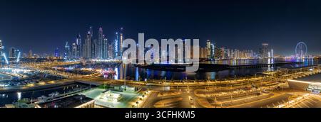 DUBAI. VEREINIGTE ARABISCHE EMIRATE - 26. JANUAR 2025. Nachtansicht auf die Dubai Marina vom Dubai Harbour Cruise Terminal Stockfoto