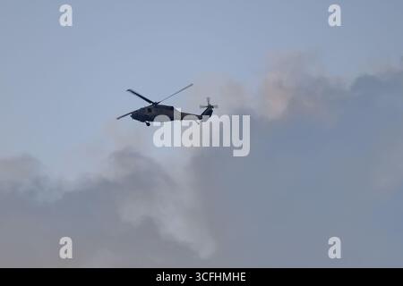 Israel Air Force Sikorsky S-70A Yanshuf UH-60 Black Hawk Hubschrauber im Flug mit abgesenktem Landegerät, gegen Abendwolke und Pastelllicht gestellt. Stockfoto