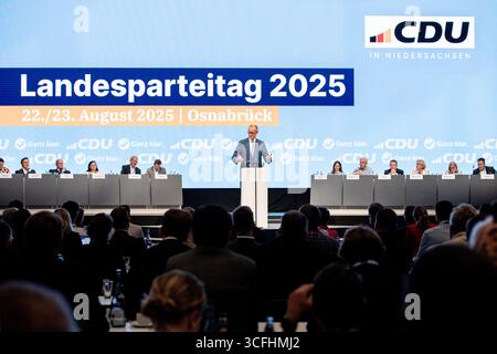 23. August 2025, Niedersachsen, Osnabrück: Bundeskanzler Friedrich Merz spricht auf der Landesparteikonferenz der CDU Niedersachsen. Die Landesparteikonferenz findet am 22. Und 23. August 2025 in der OsnabrückHalle statt. Foto: Hauke-Christian Dittrich/dpa Stockfoto