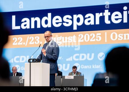 23. August 2025, Niedersachsen, Osnabrück: Bundeskanzler Friedrich Merz spricht auf der Landesparteikonferenz der CDU Niedersachsen. Die Landesparteikonferenz findet am 22. Und 23. August 2025 in der OsnabrückHalle statt. Foto: Hauke-Christian Dittrich/dpa Stockfoto