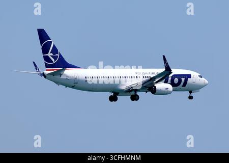 LOT Polish Airlines Boeing 737-800 SP-LWA nähert sich Larnaka International Airport, Zypern, Seitenansicht mit geteilten Winglets und Fahrwerk unten. Stockfoto