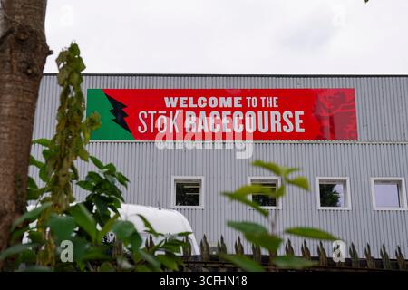 Wrexham, Großbritannien. August 2025. Allgemeine Ansicht außerhalb des Stadions während des Wrexham AFC gegen Sheffield Wednesday FC Sky Bet Championship Match in Stok CAE Ras, Wrexham, Großbritannien am 23. August 2025 Credit: Eleanor Hoad/Every Second Media Credit: Every Second Media/Alamy Live News Stockfoto