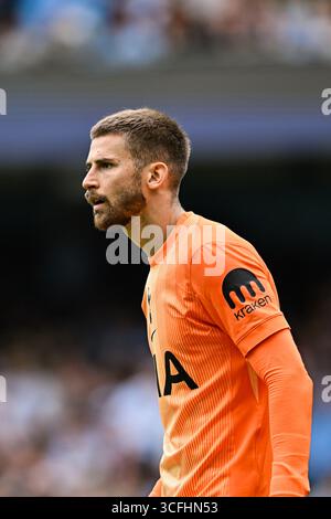 Etihad Stadium, Manchester, Großbritannien. August 2025. Premier League Football, Manchester City gegen Tottenham Hotspur; Guglielmo Vicario von Tottenham Hotspur Credit: Action Plus Sports/Alamy Live News Stockfoto