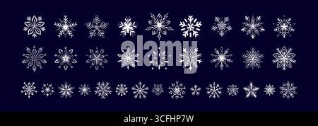 Satz von weißen Kreide-Schneeflocken-Zeichnungen von dunkelblauer Tafel. Kindliche Buntstifte, Bleistift, pastellfarbene, skurrile Kritzeleien. Winter frohe Weihnachten und Happy Stock Vektor