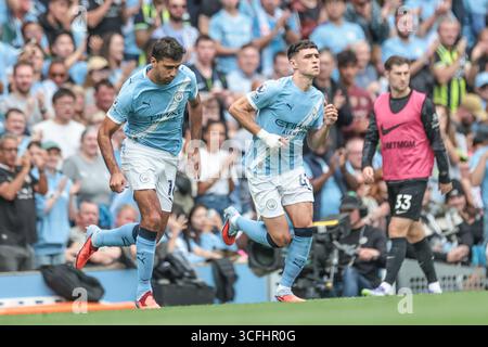 Manchester, Großbritannien. August 2025. Rodri und Phil Foden aus Manchester City sind beim Premier League-Spiel Manchester City gegen Tottenham Hotspur im Etihad Stadium, Manchester, Großbritannien, 23. August 2025 (Foto: Mark Cosgrove/News Images) in Manchester, Großbritannien, am 23. August 2025 in Manchester, Großbritannien, eingeteilt. (Foto: Mark Cosgrove/News Images/SIPA USA) Credit: SIPA USA/Alamy Live News Stockfoto
