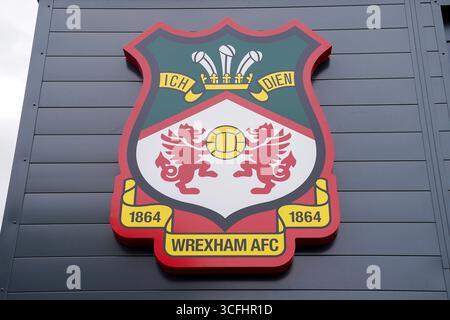 Wrexham, Großbritannien. August 2025. Wrexham AFC Club Crest, Allgemeine Ansicht außerhalb des Stadions während des Wrexham AFC gegen Sheffield Wednesday FC Sky Bet Championship Matches in Stok CAE Ras, Wrexham, Vereinigtes Königreich am 23. August 2025 Credit: Eleanor Hoad/Every Second Media Credit: Every Second Media/Alamy Live News Stockfoto