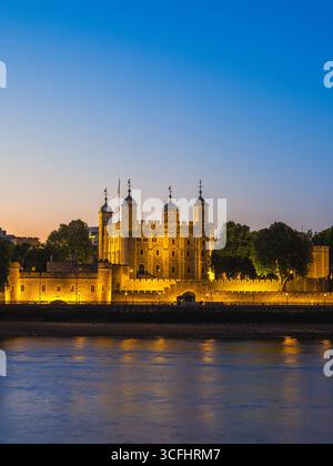 Nachtszene des Tower of London bei Nacht in Großbritannien Stockfoto