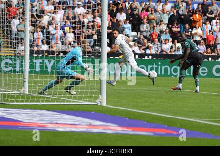 Swansea, Großbritannien. August 2025. Zan Viipotnik aus Swansea City erzielt seinen Teams das 1. Tor . EFL Skybet Meisterschaftsspiel Swansea City gegen Watford im Stadion Swansea.com in Swansea, Wales am Samstag, 23. August 2025. Dieses Bild darf nur für redaktionelle Zwecke verwendet werden. Nur redaktionelle Verwendung, Bild von Andrew Orchard/Alamy Live News Stockfoto